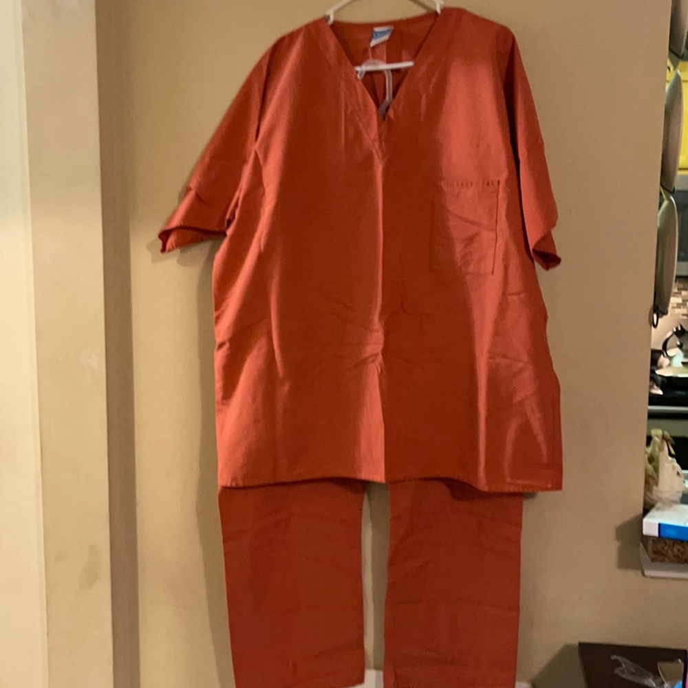 Crest 2pc scrub set